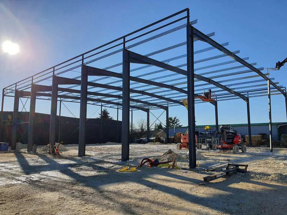 Charpente métallique en acier et acier galvanisé lors de la construction dans la zone TFZ Tanger