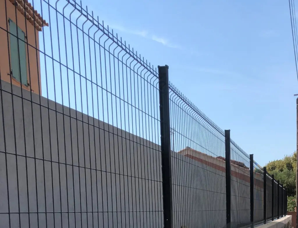 Clôture en métal pour site de construction.