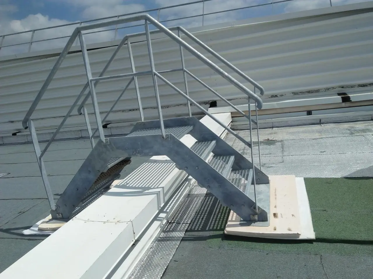 Passerelle métallique en acier