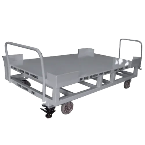  Chariot de manutention avec plateforme tôlée, équipé de deux roulettes fixes et deux roulettes pivotantes.